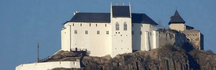 Szallas a fuzeri var labanal.